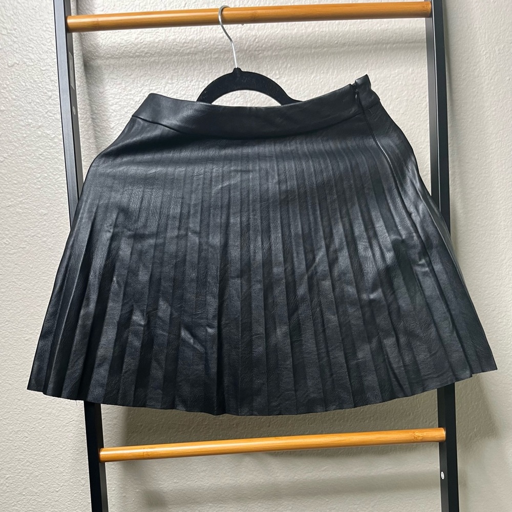 Black leather pleated skirt with zipper on side